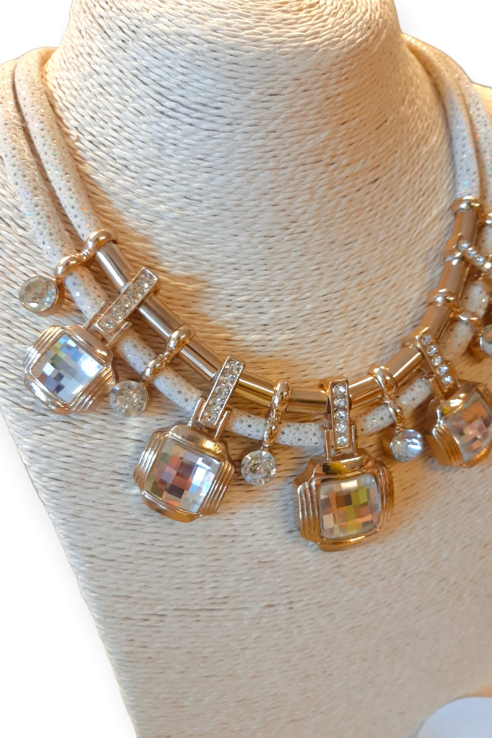 Säkenöivä kaulakoru, luonnonvalkoinen