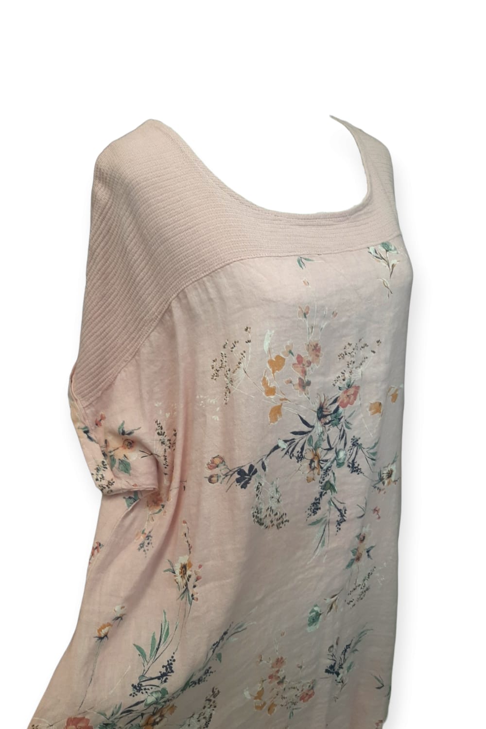 Vaaleanpunainen kukallinen pellavamekko