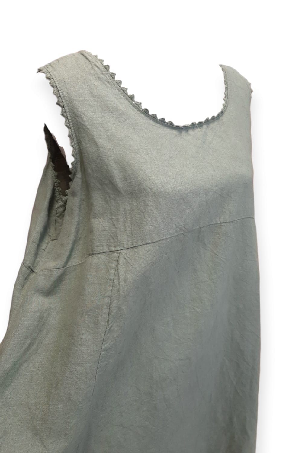 Vihreä hihaton pellavamekko silkkihelmalla