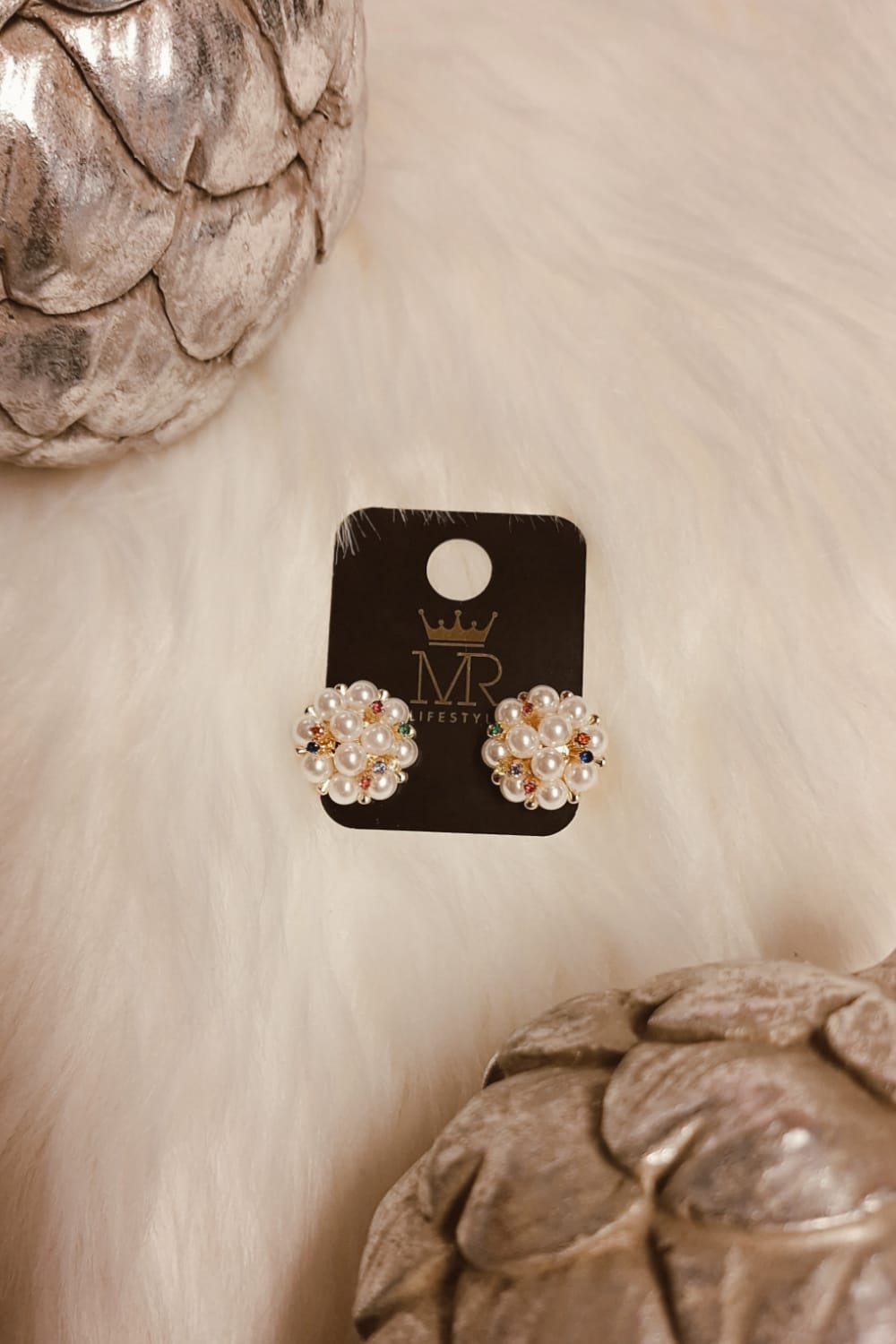 Helmipisara korvakorut