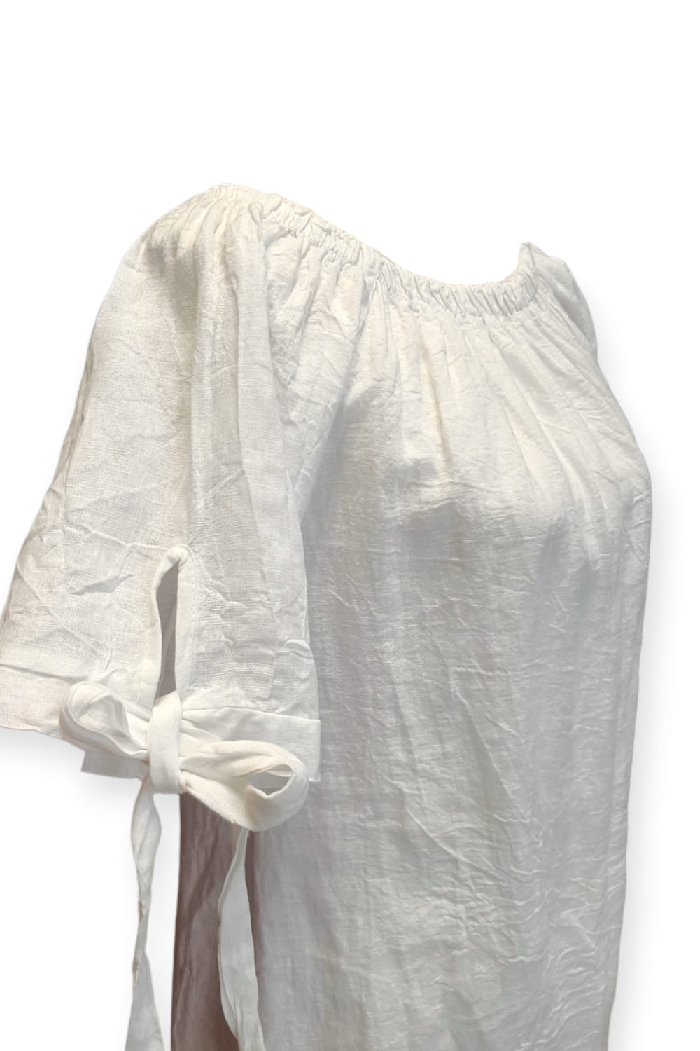 Valkoinen pellavatunika ruseteilla