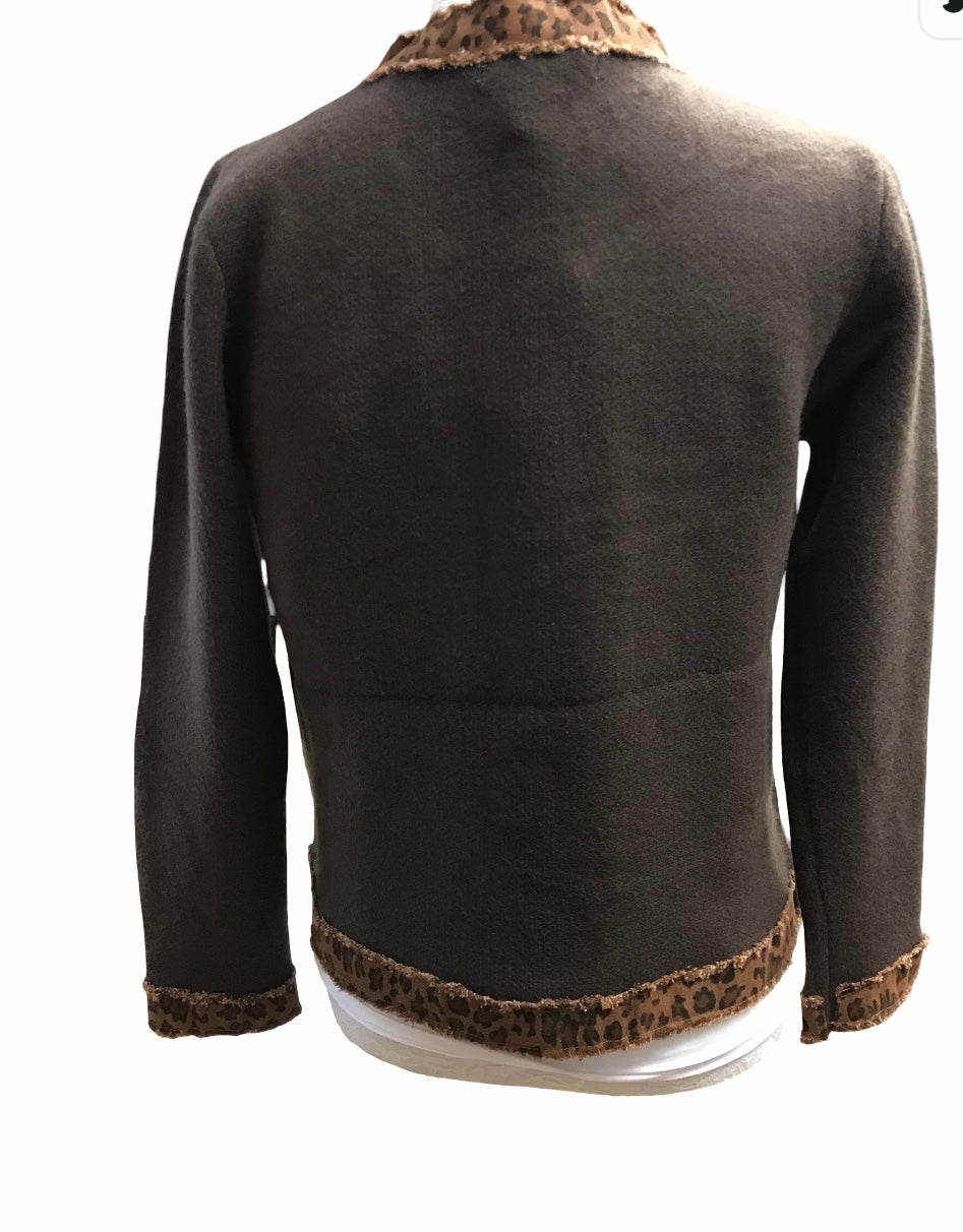 Neuletakki eläinkuosikoristein