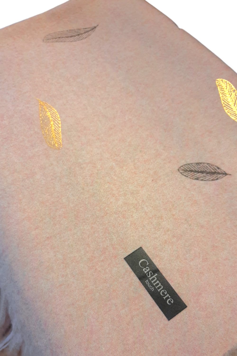 Pinkkimeleerattu cashmere -huivi sulkakuviolla