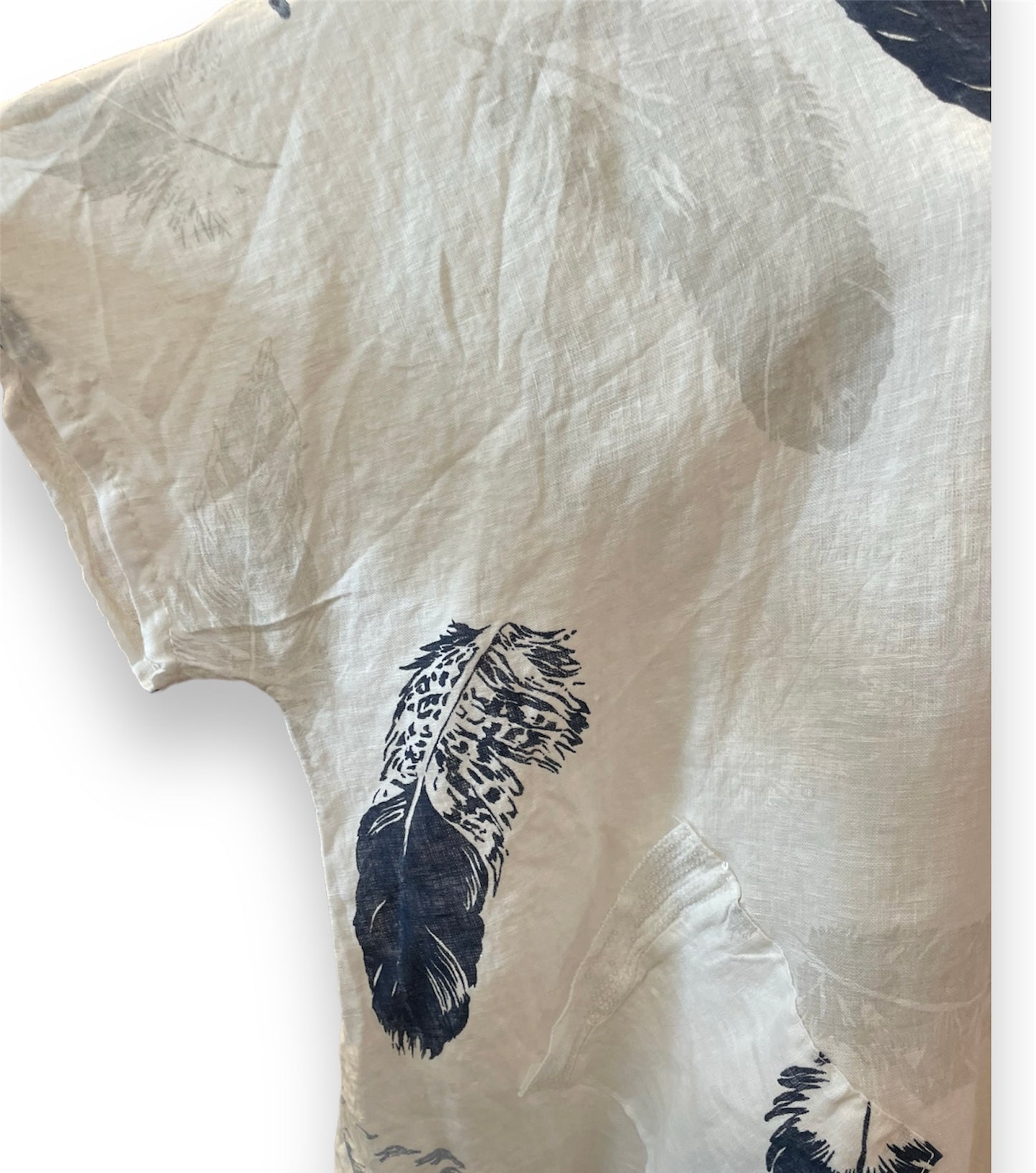 Pellavatunika sulkakuvioilla