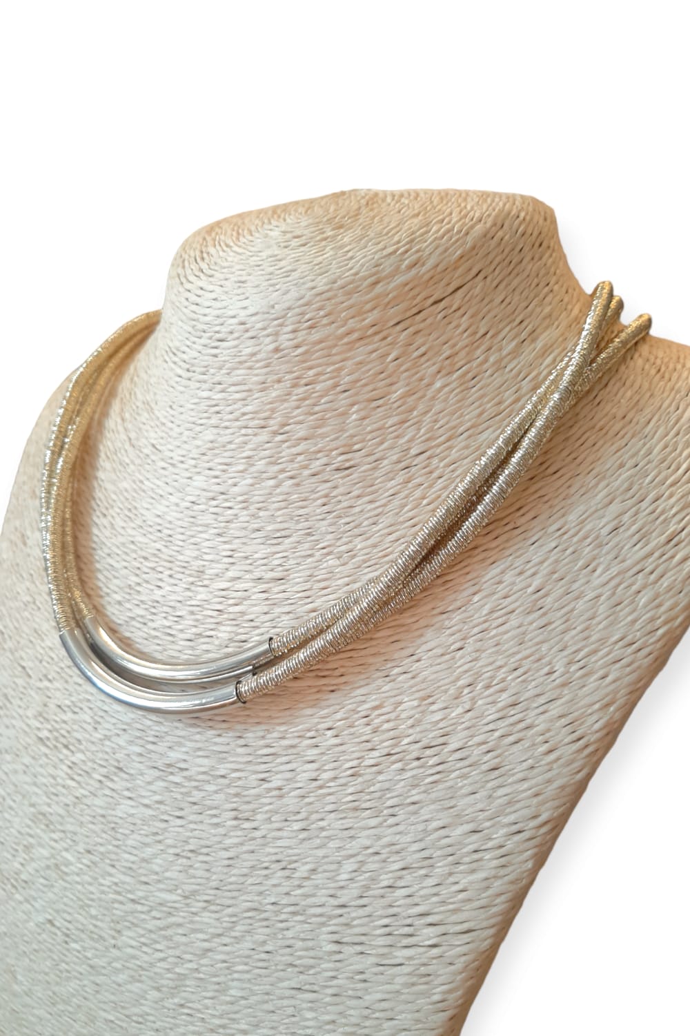 Kullanvärinen kaulakoru