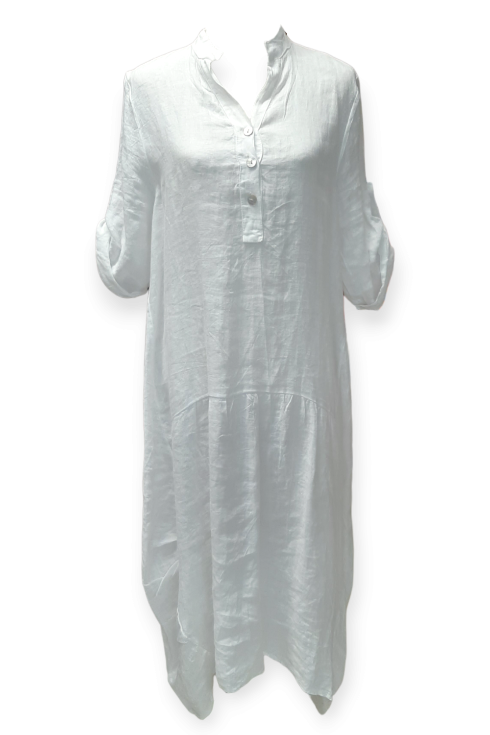 Valkoinen pellavamekko epäsymmetrisellä helmalla