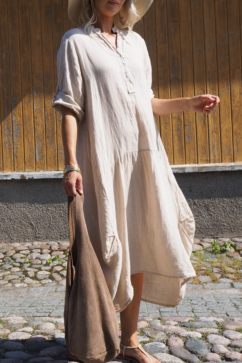 Beige pellavamekko epäsymmetrisellä helmalla