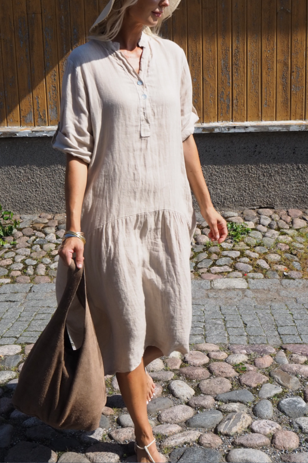 Beige pellavamekko epäsymmetrisellä helmalla
