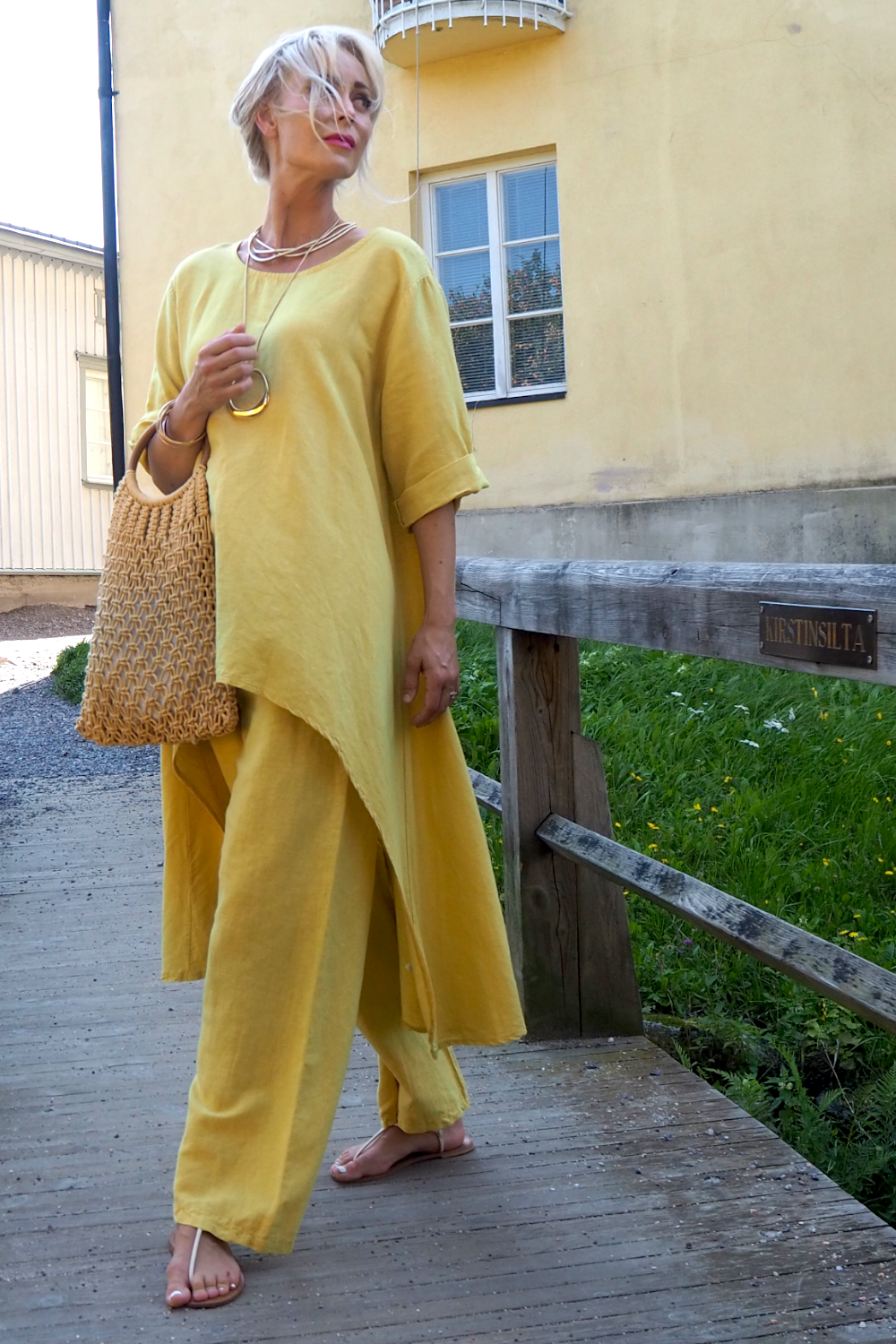 Keltaiset pellavahousut