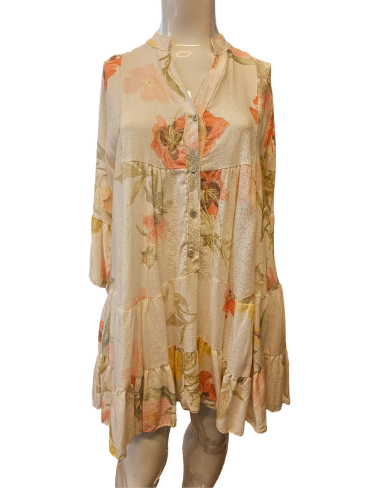 Kukkakuvioinen pellavamekko epäsymmetrisellä helmalla