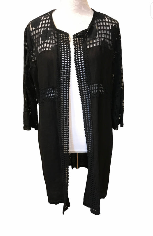 Musta paitapusero pitsikoristein