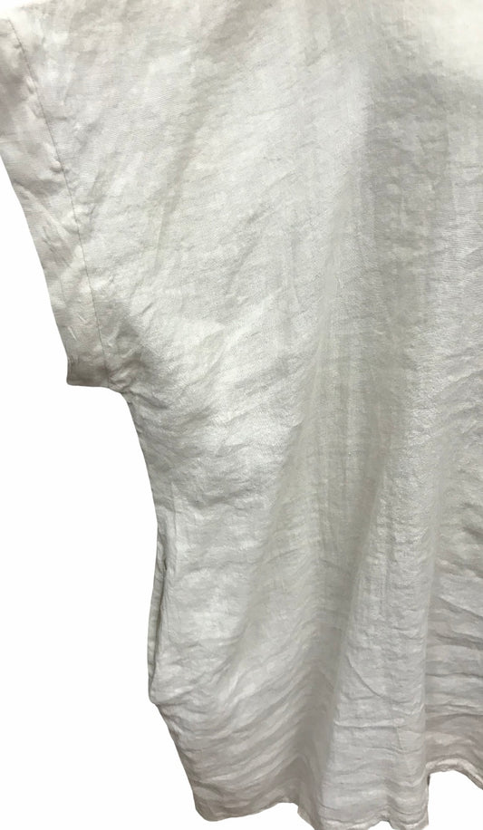 Pellavatunika pitsikoristeella selässä