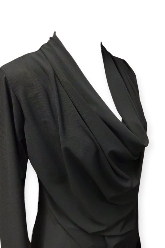 Musta paita vesiputouspääntiellä