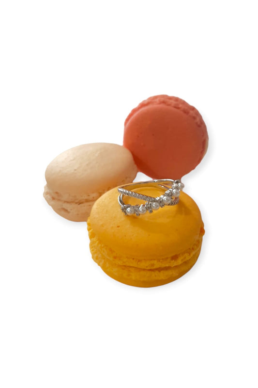 Helmisormus helmirivillä, hopeanvärinen