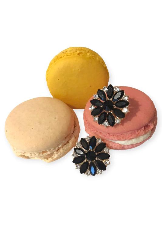 Mustat strassikorvakorut