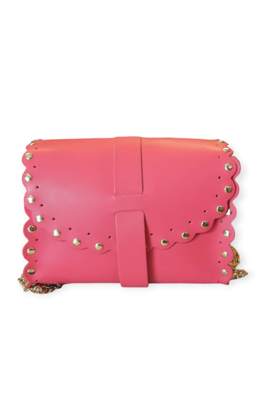 Pinkki nahkalaukku pikkuleipä reunuksella