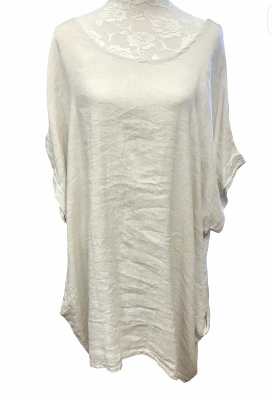 Pellavatunika pitsikoristeella selässä