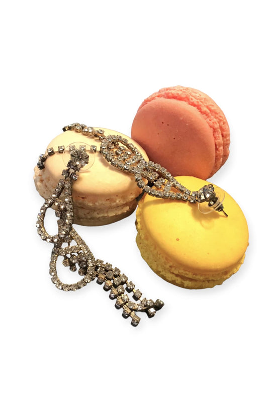 Hopeanväriset pitkät strassikorvakorut