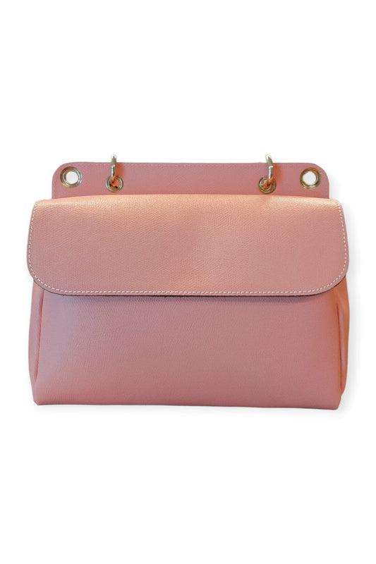 Vaaleanpunanen nahkalaukku mustilla kontrastireunuksilla