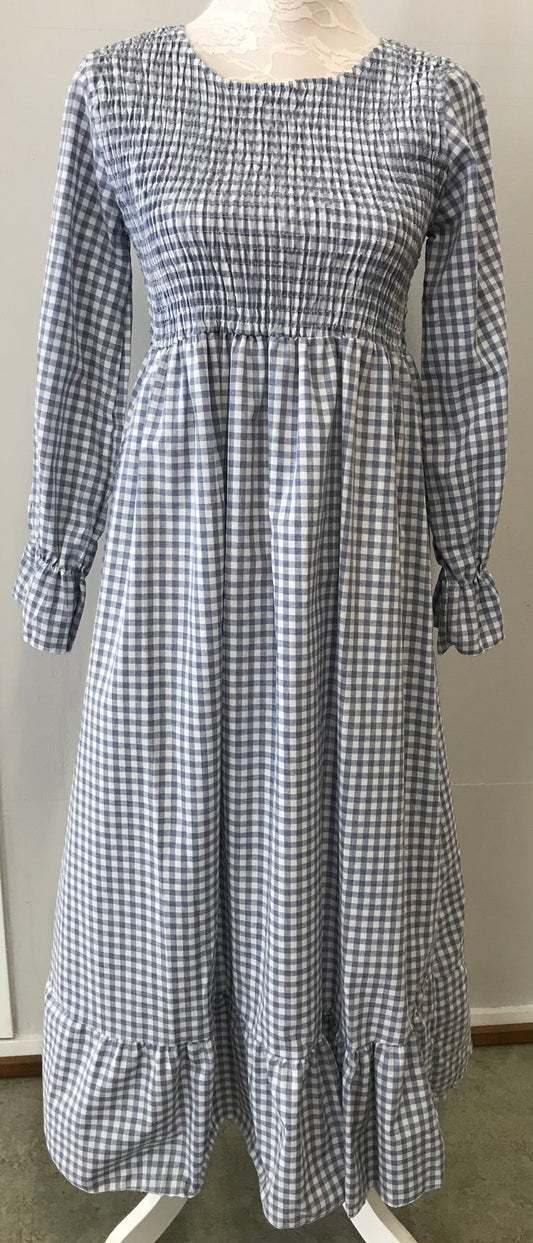 Pitkä ruutumekko