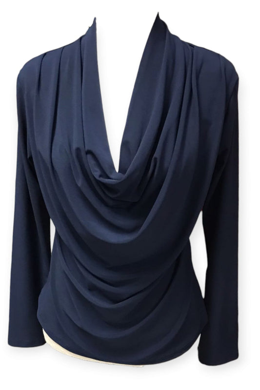 Tummansininen paita vesiputouspääntiellä