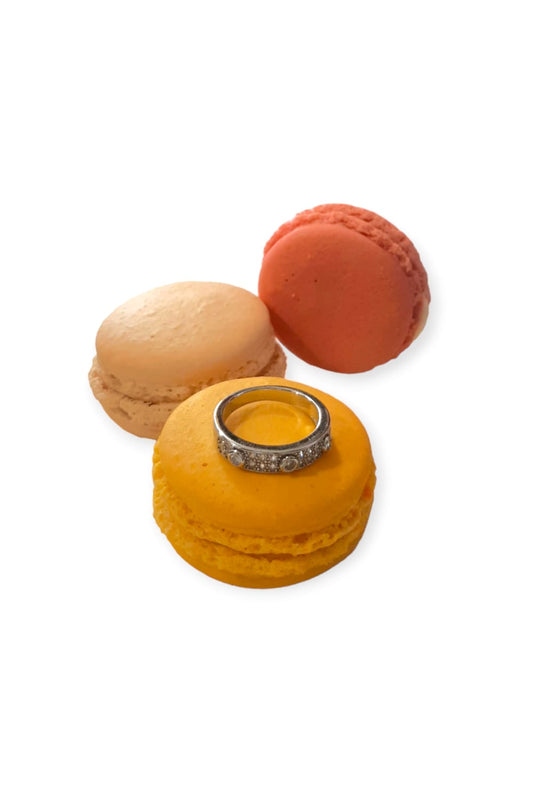 Hopeanvärinen strassisormus