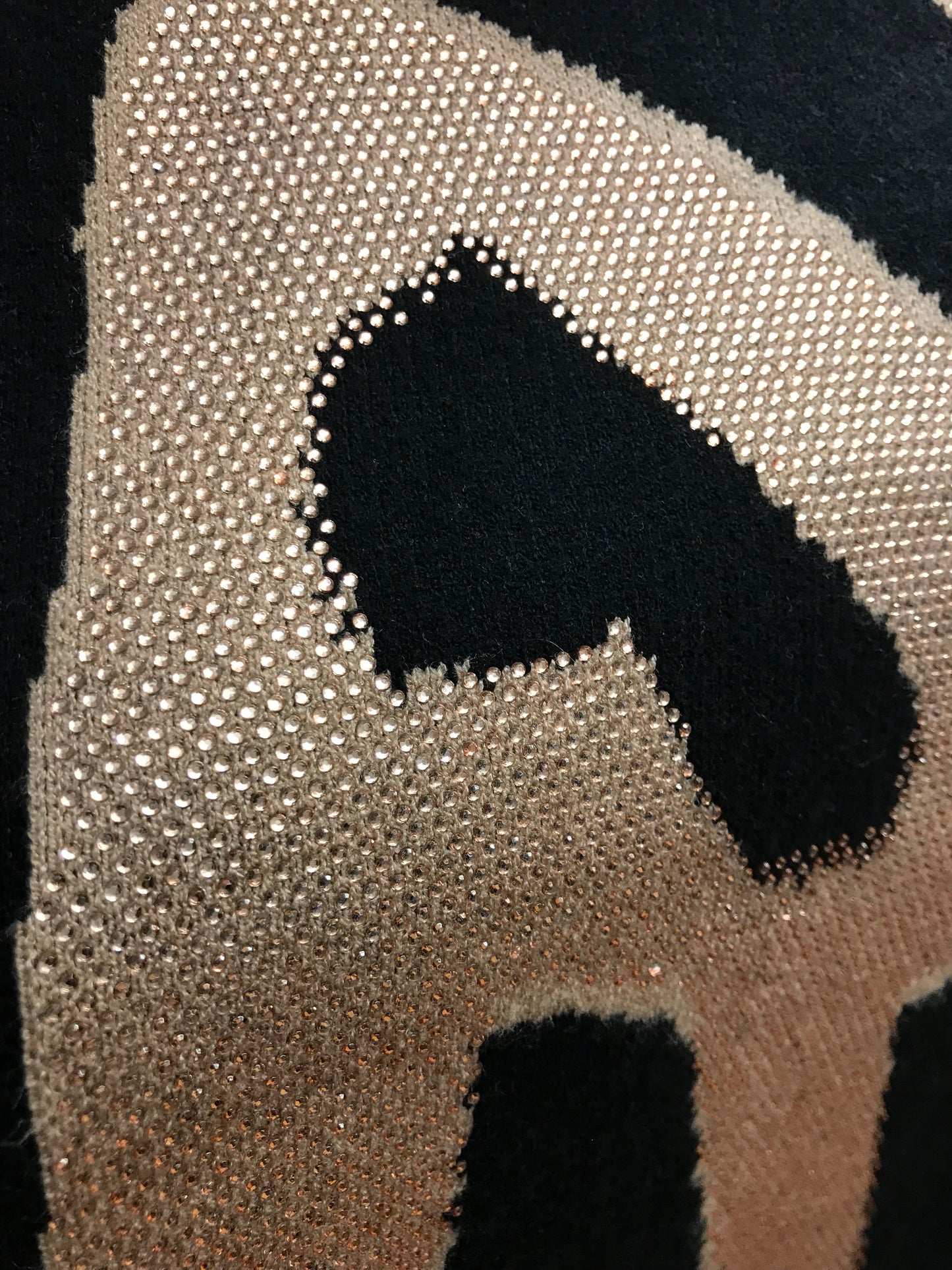 Neule kirjaimilla ja glitterillä