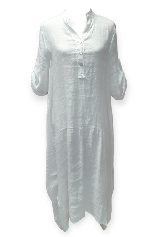 Valkoinen pellavamekko epäsymmetrisellä helmalla