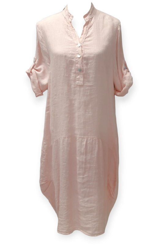 Vaaleanpunainen pellavamekko epäsymmetrisellä helmalla