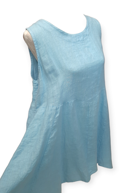 Vaaleansininen hihaton pellavamekko vyötärösaumalla