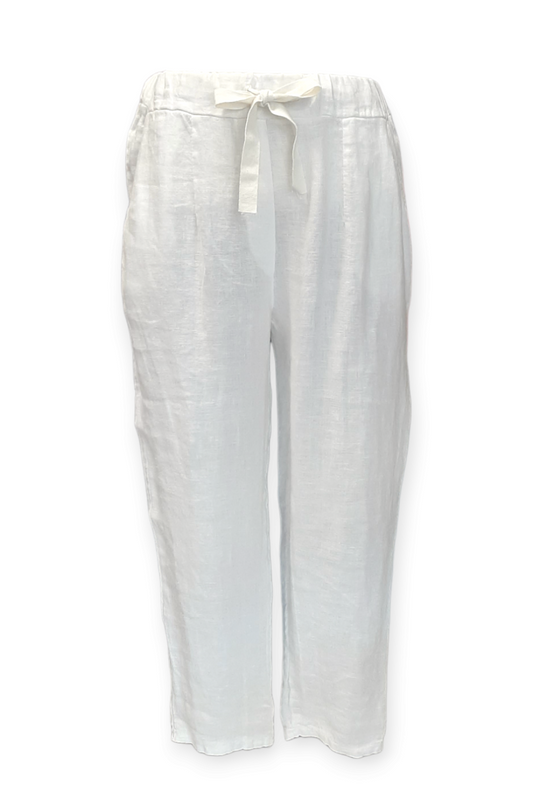 Valkoiset pellavahousut vyöllä kapealahkeiset