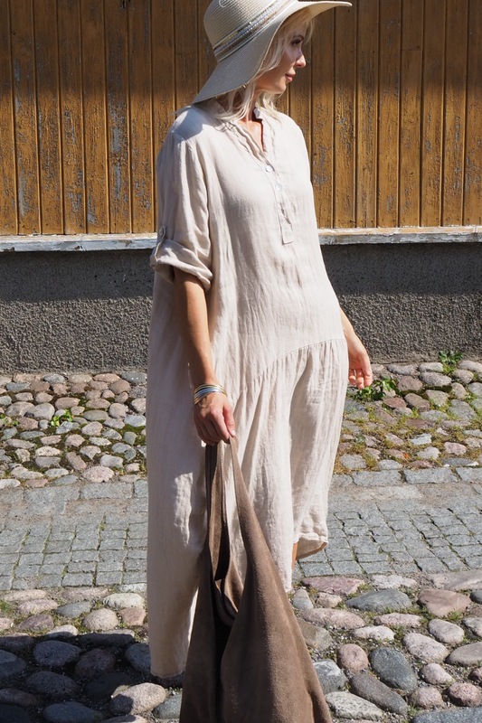 Beige pellavamekko epäsymmetrisellä helmalla