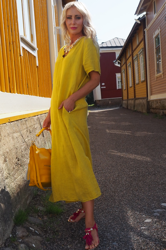 Keltainen pellavamekko