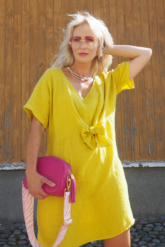 Keltainen pellavatunika solmimisnauhoilla