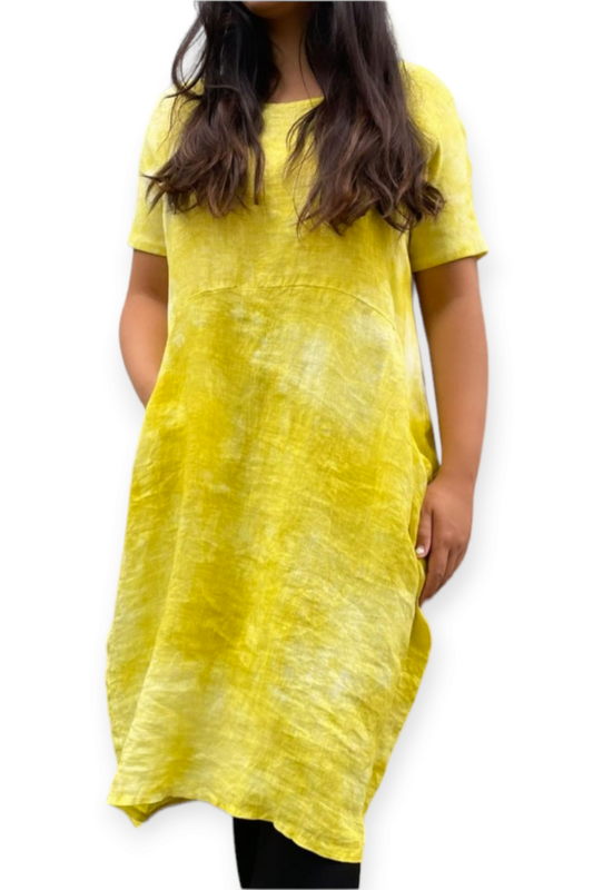 Keltainen solmuvärjätty pellavamekko